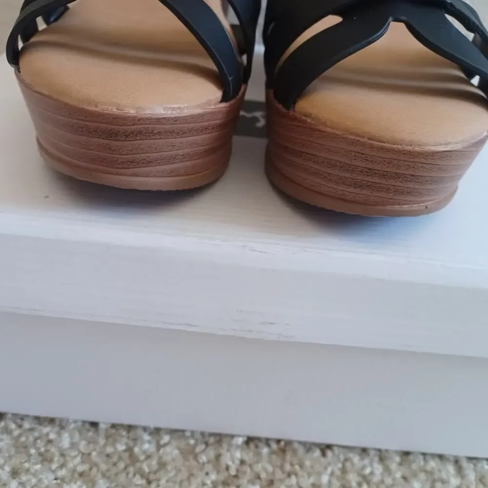 Bamboo Y2K Black Tan Wedge Sandals 6.5 EUC